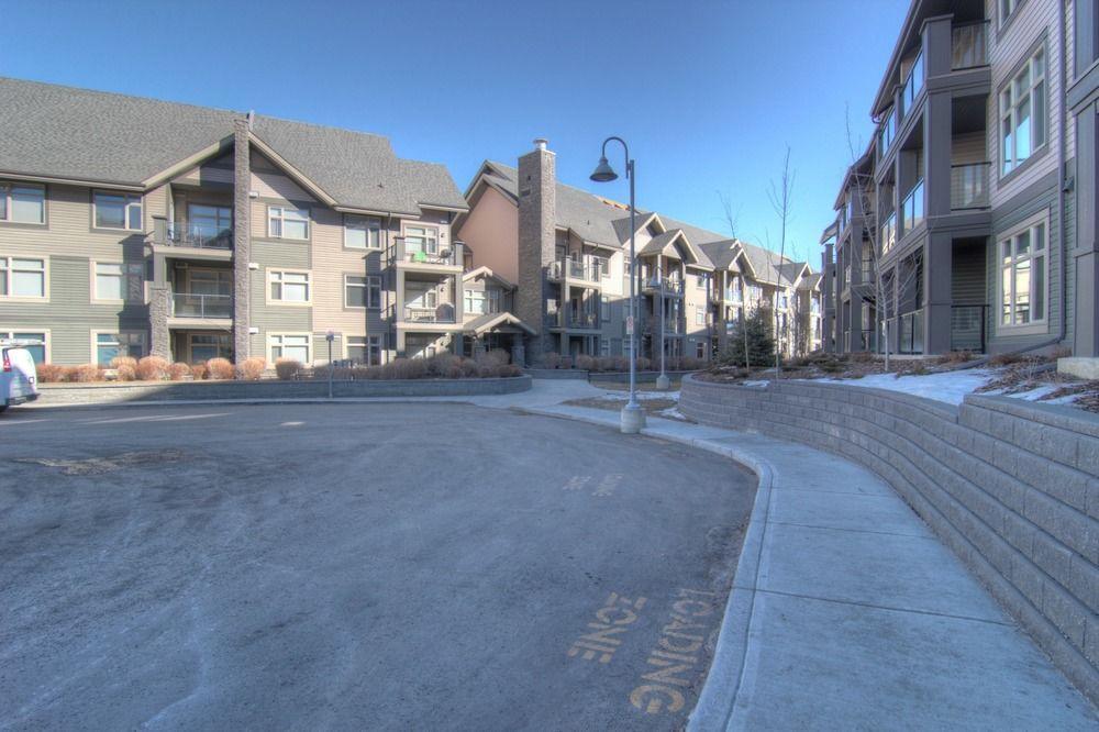 Pinnacle Inn & Suites Aspen YYC Esterno foto