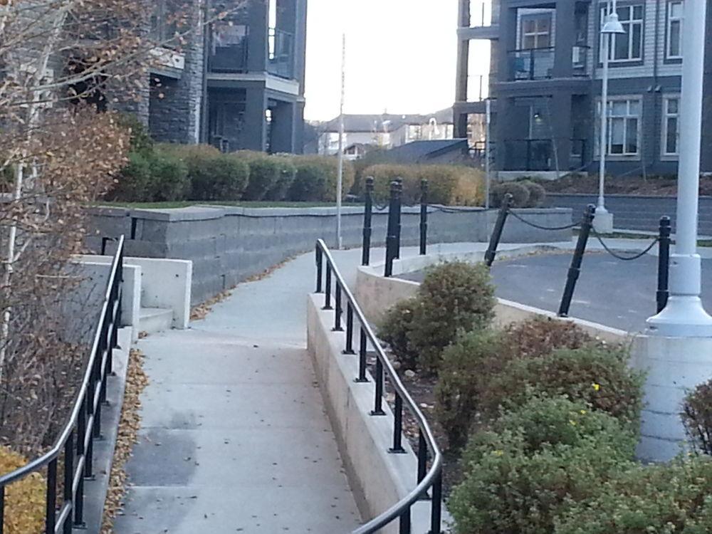 Pinnacle Inn & Suites Aspen YYC Esterno foto