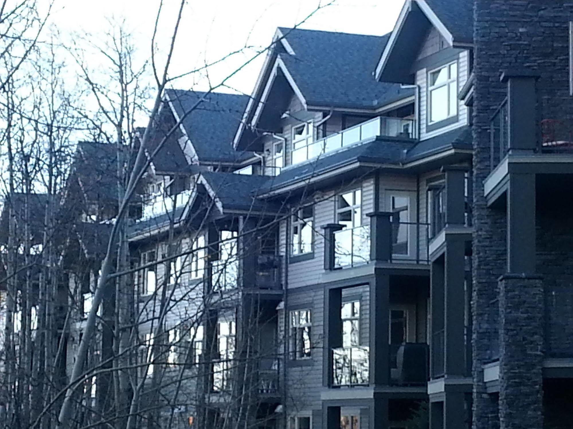Pinnacle Inn & Suites Aspen YYC Esterno foto