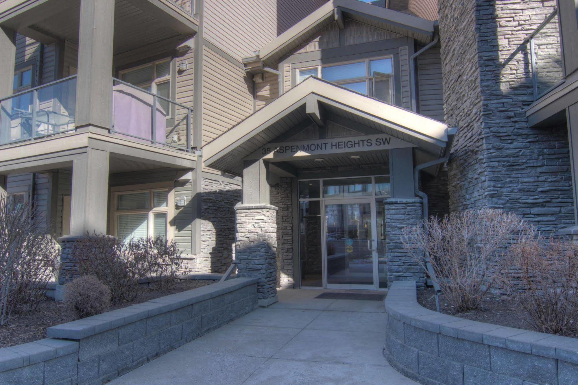 Pinnacle Inn & Suites Aspen YYC Esterno foto