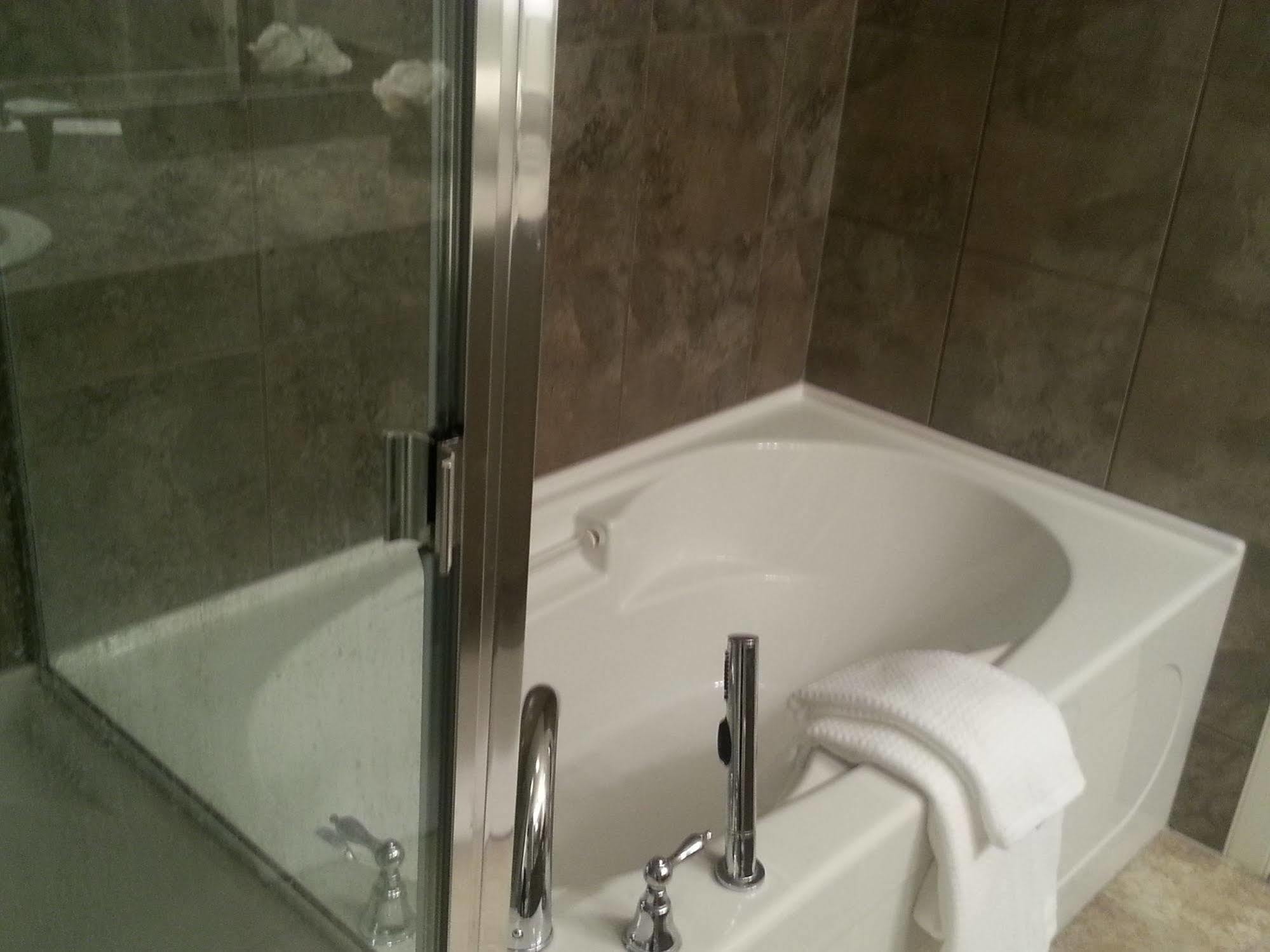 Pinnacle Inn & Suites Aspen YYC Esterno foto