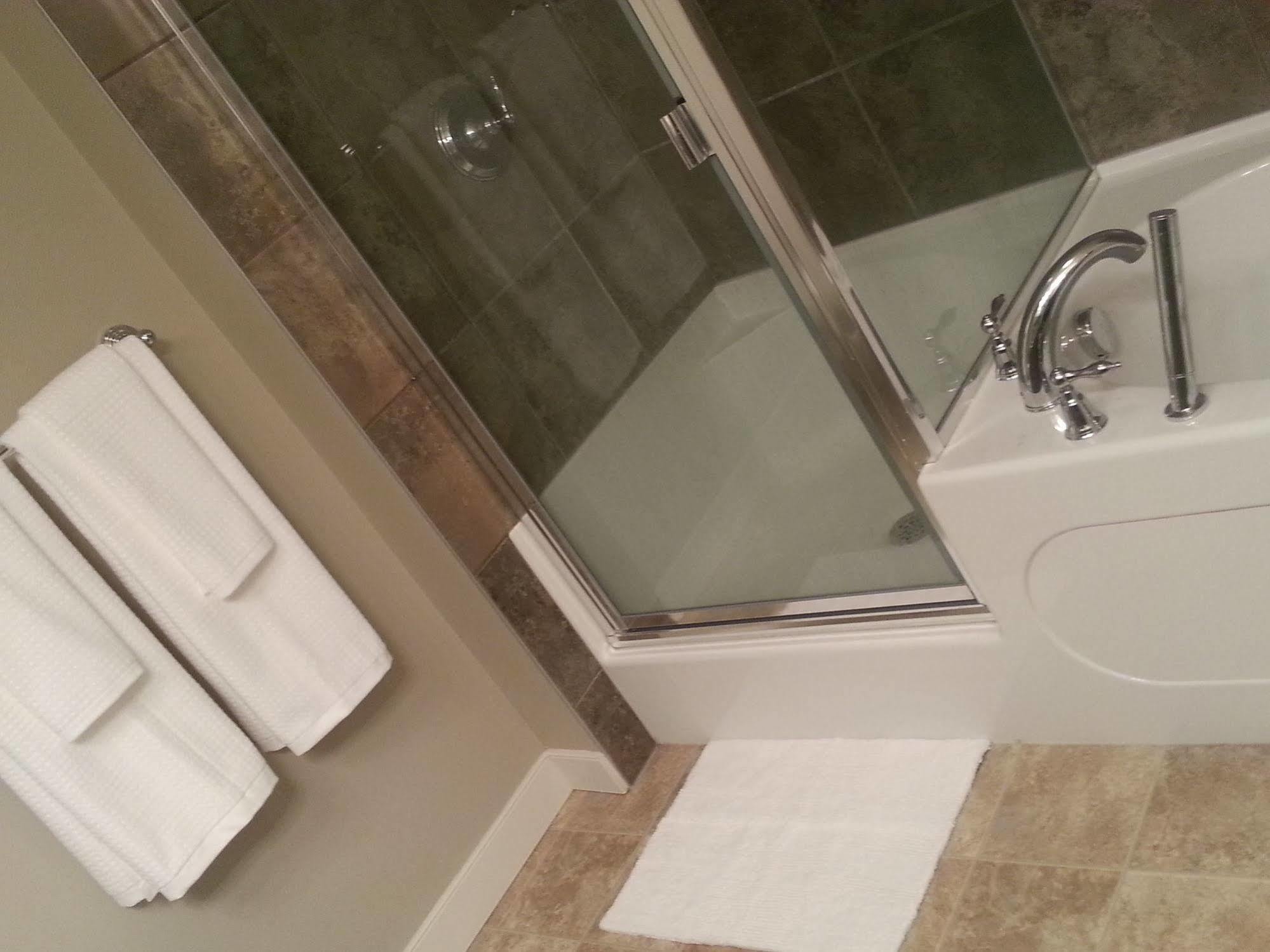 Pinnacle Inn & Suites Aspen YYC Esterno foto