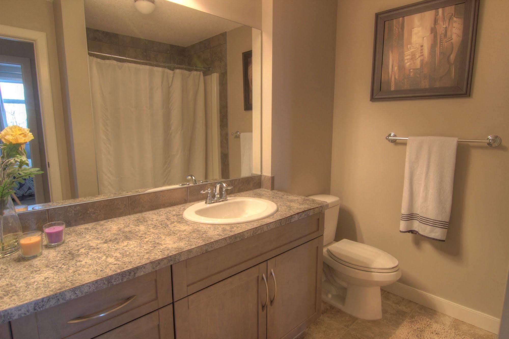 Pinnacle Inn & Suites Aspen YYC Esterno foto