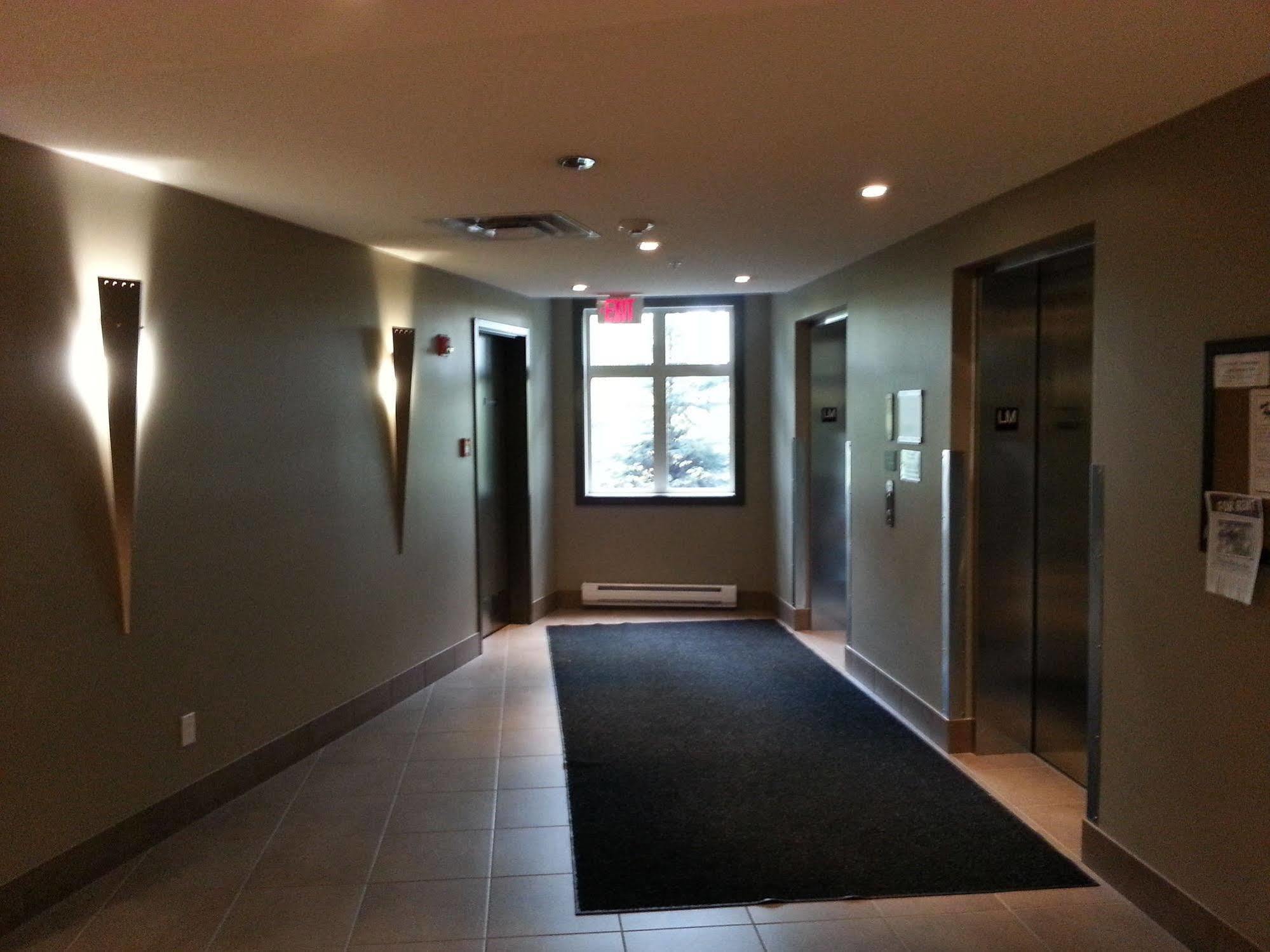 Pinnacle Inn & Suites Aspen YYC Esterno foto