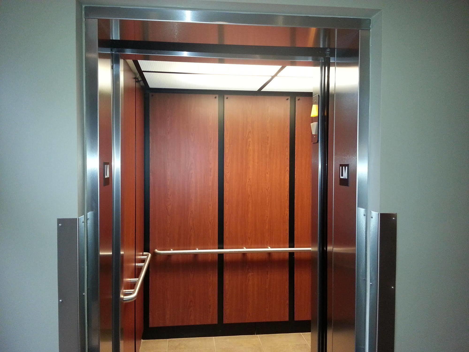 Pinnacle Inn & Suites Aspen YYC Esterno foto
