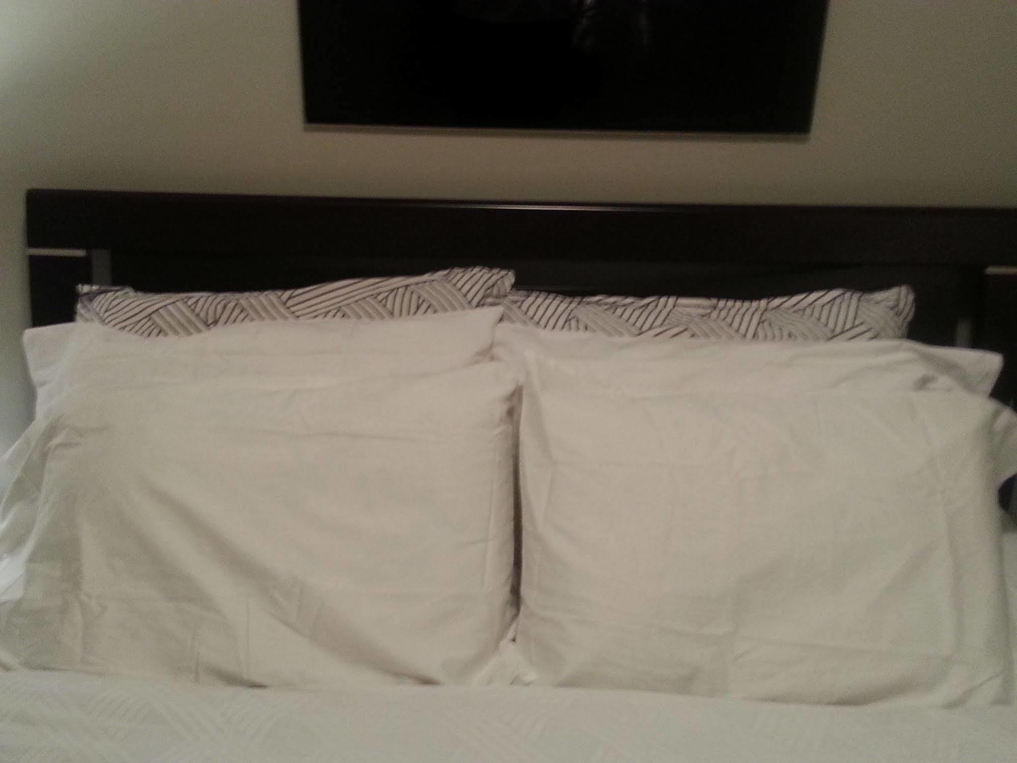 Pinnacle Inn & Suites Aspen YYC Esterno foto