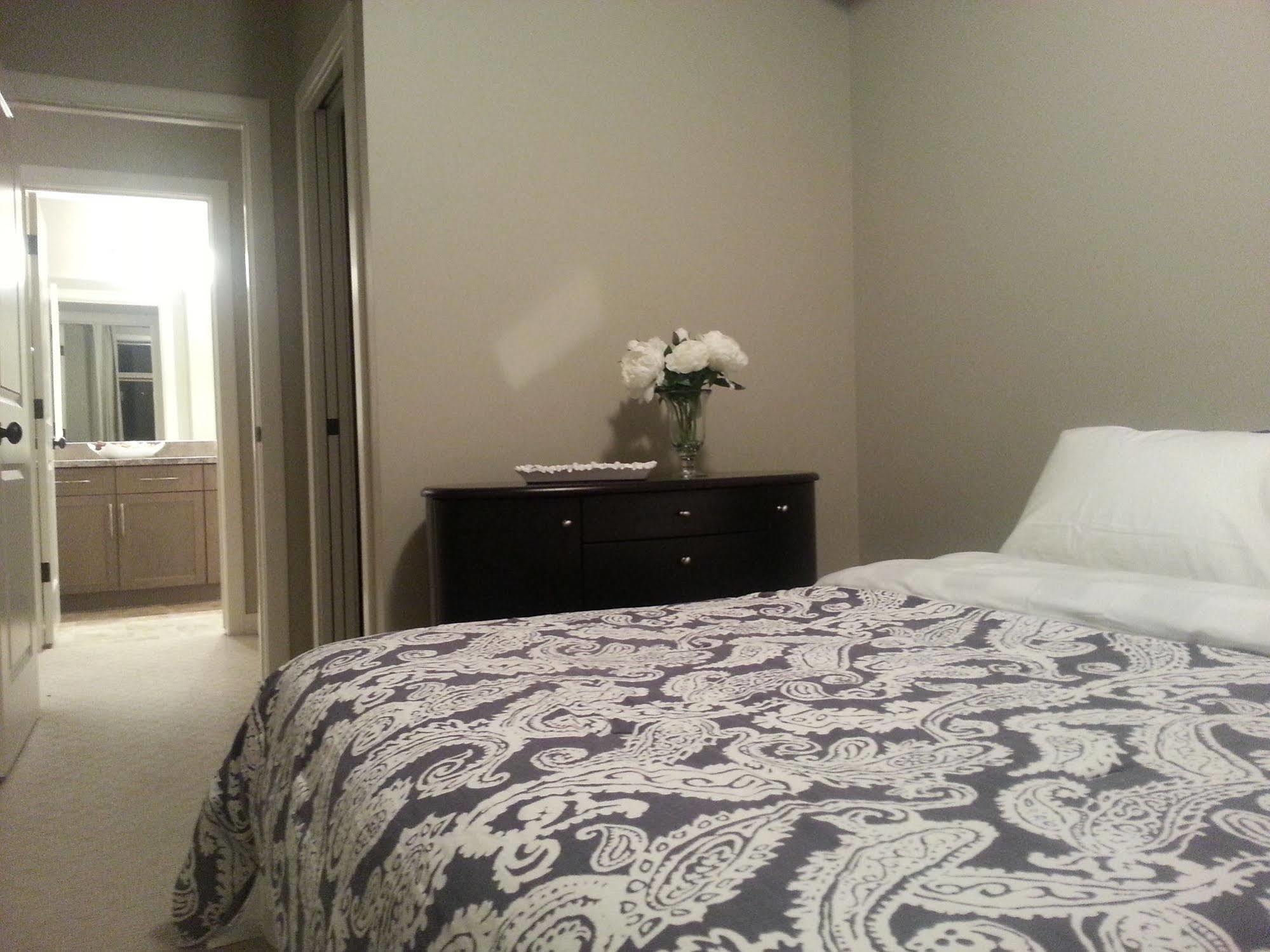 Pinnacle Inn & Suites Aspen YYC Esterno foto